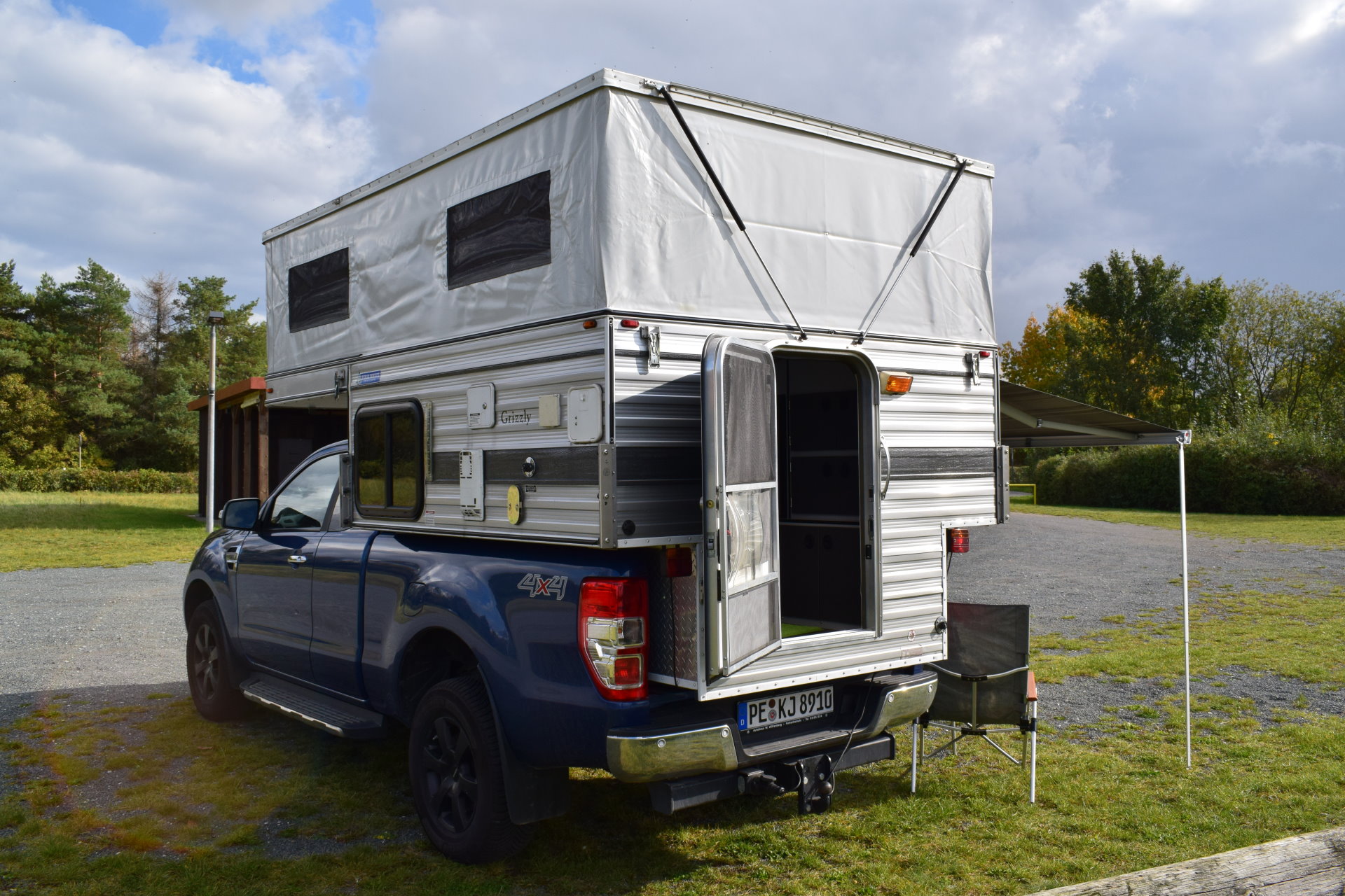 VW Amarok mit Wohnkabine Four Wheel Grizzly.